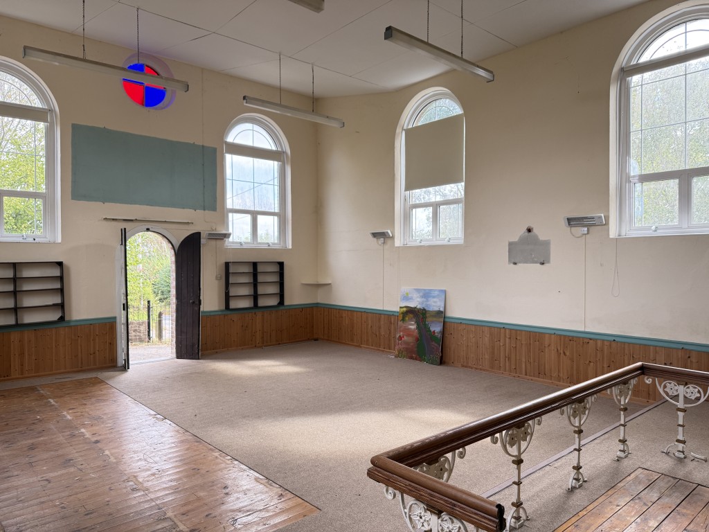 Lot: 170 - FORMER METHODIST CHAPEL WITH PLANNING FOR CONVERSION TO A RESIDENTIAL DWELLING ON PLOT OF 0.39 ACRES - Chapel hall looking towards entrance